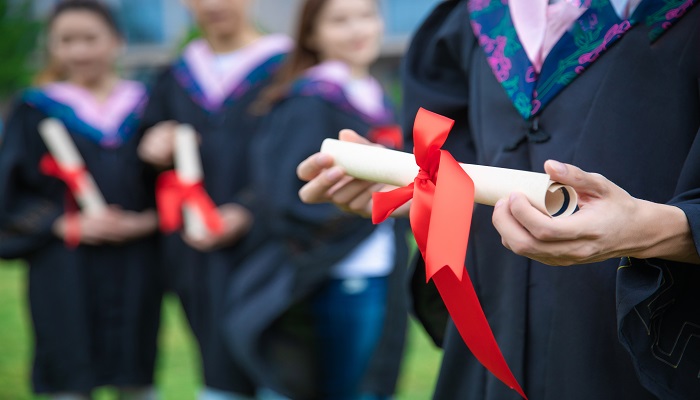 学士服穿长裤还是短裤 学士服穿什么裤子