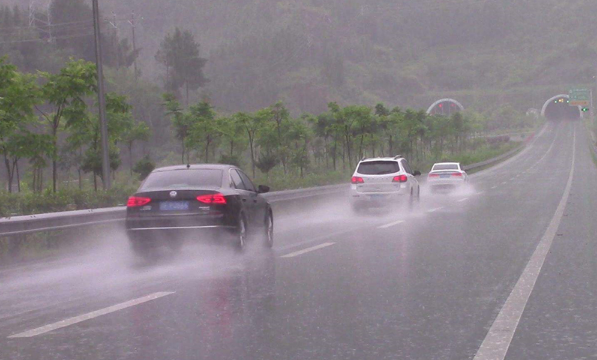 高速暴雨可以打双闪吗