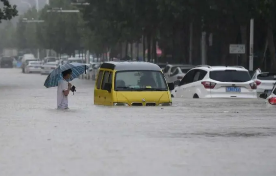 高速暴雨可以打双闪吗