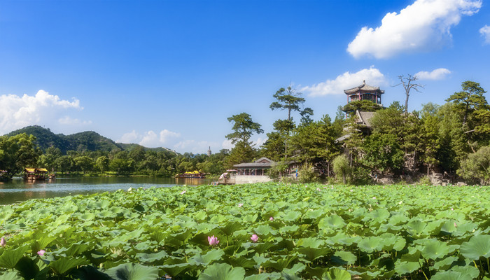 避暑山庄始建于哪个朝代