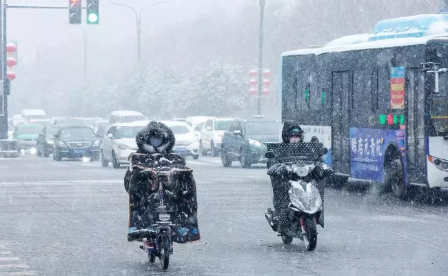 郑州大雪多个仓库倒塌 损失有多惨重？