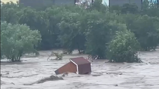 河北京娘湖开闸泄洪场面震撼