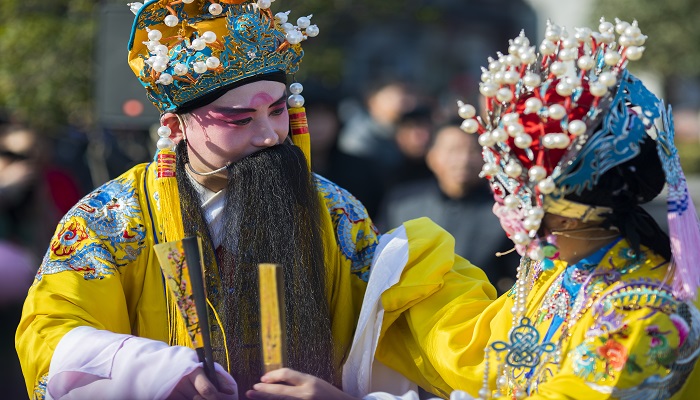 凤冠指的是古代后妃或贵族妇女的什么