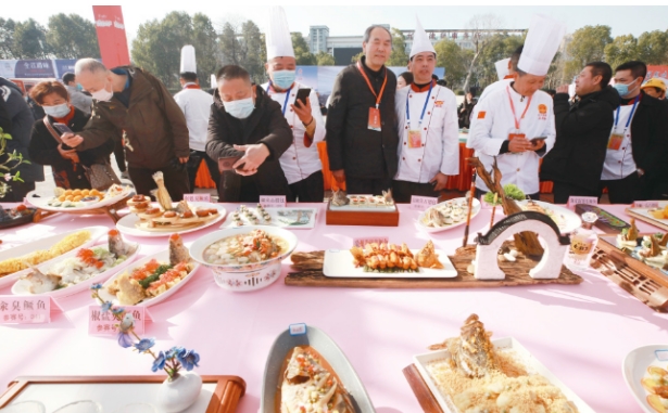 餐饮消费迎来强劲复苏 释放什么信号？