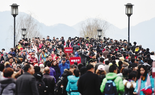 假期热门景区周边供不应求 旅游经济强势复苏？