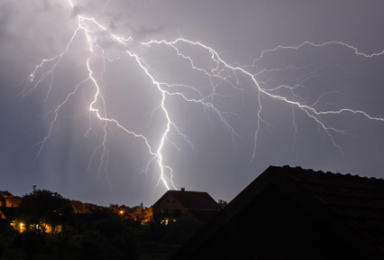 雷电天气怎么保护自己