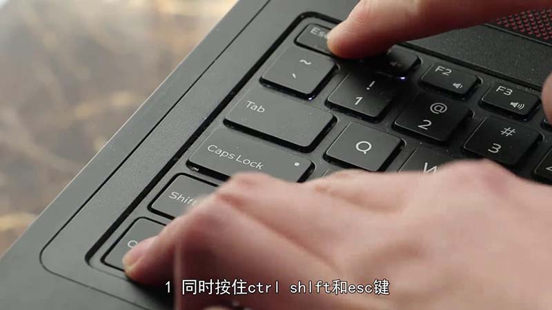 win10屏幕黑屏就剩鼠标