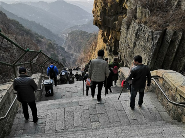 泰山半夜爬要多少钱 半夜去爬泰山要钱吗