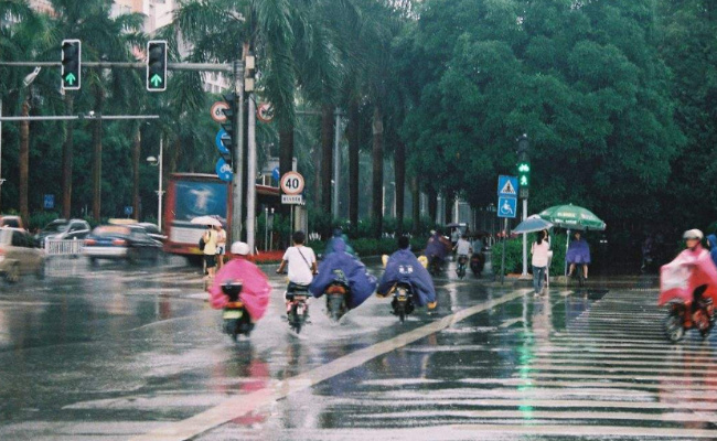 南方强降雨上线北方气温狂飙 居民如何应对复杂多变的天气？