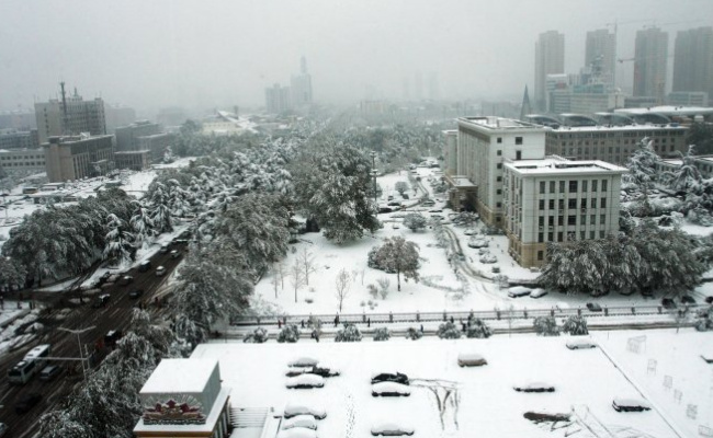 郑州大雪多个仓库倒塌 损失有多惨重？