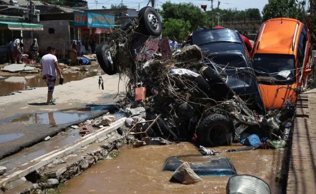 暴雨后北京街头堆积大量受损汽车 要如何解决