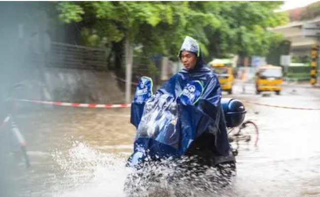 新一轮强降雨即将上线 居民出行该注意什么？