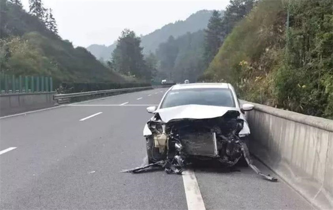 高速发生车祸后应当怎么处理