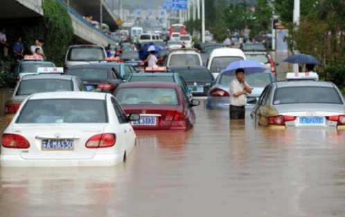 汽车淹水后是先报警还是先报保险