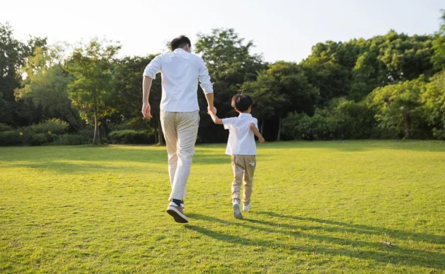 建议落实男性育儿责任 生育率会提升吗？