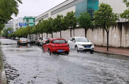 汽车淹水后是先报警还是先报保险