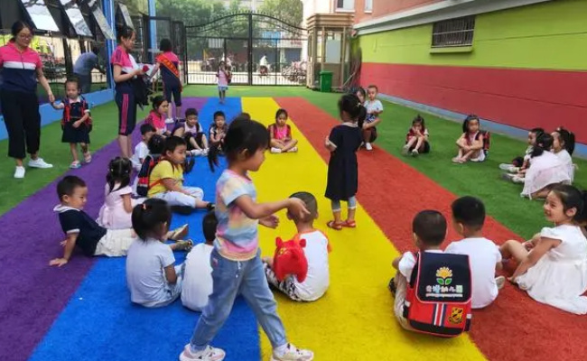 幼儿园老师发作业直接扔被开除 孩子在幼儿园经常被老师惩罚怎么办