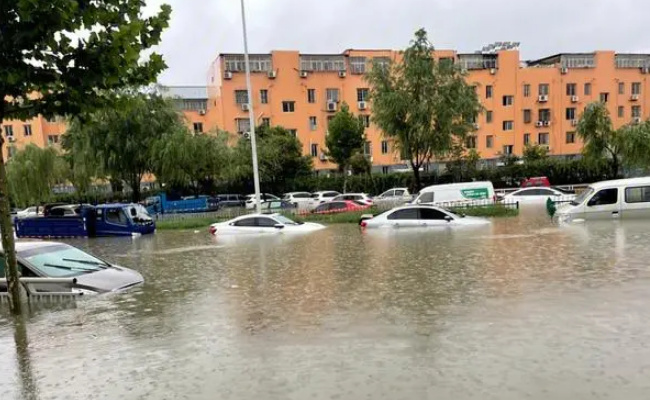 郑州暴雨：路面积水淹没车轮 为什么郑州经常会发生暴雨呢