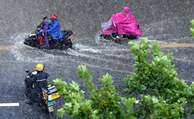 ​周末10余省份有大到暴雨 面对暴雨要如何防范