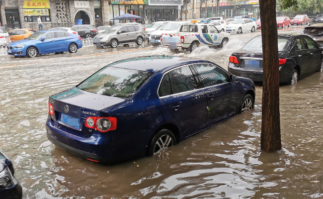 暴雨后北京街头堆积大量受损汽车 要如何解决