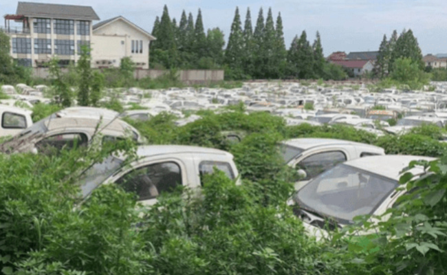 杭州又现“汽车坟场” 街办如何回应的呢