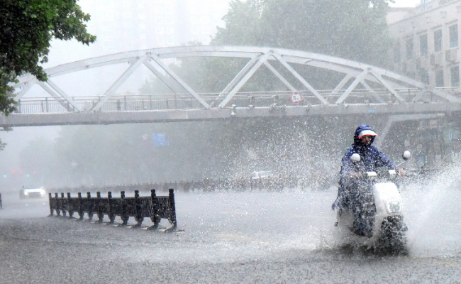 郑州暴雨：路面积水淹没车轮 为什么郑州经常会发生暴雨呢